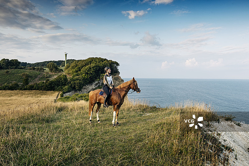 在丹麦蒙斯克林特骑马图片素材