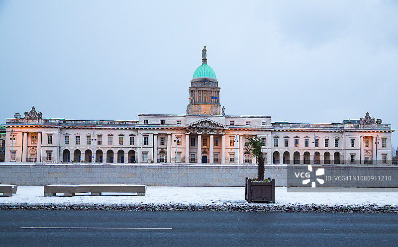 雪中的爱尔兰都柏林海关大楼图片素材