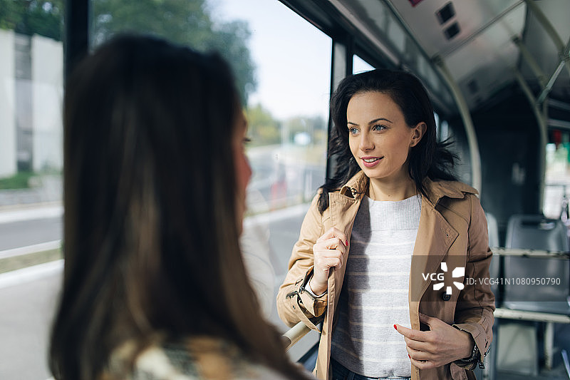 朋友在公共汽车上交谈图片素材