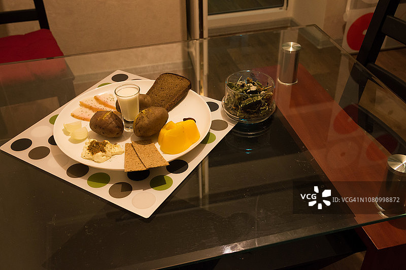 玻璃桌上的小吃派对开胃菜，光线反射图片素材