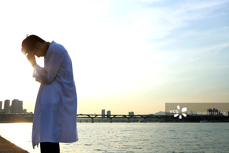 户外思考的医生图片素材