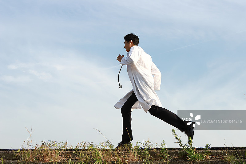 奔跑中的医生（侧面）图片素材