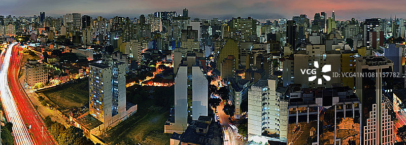 巴西圣保罗贝拉维斯塔区夜景：东西连接高速公路图片素材