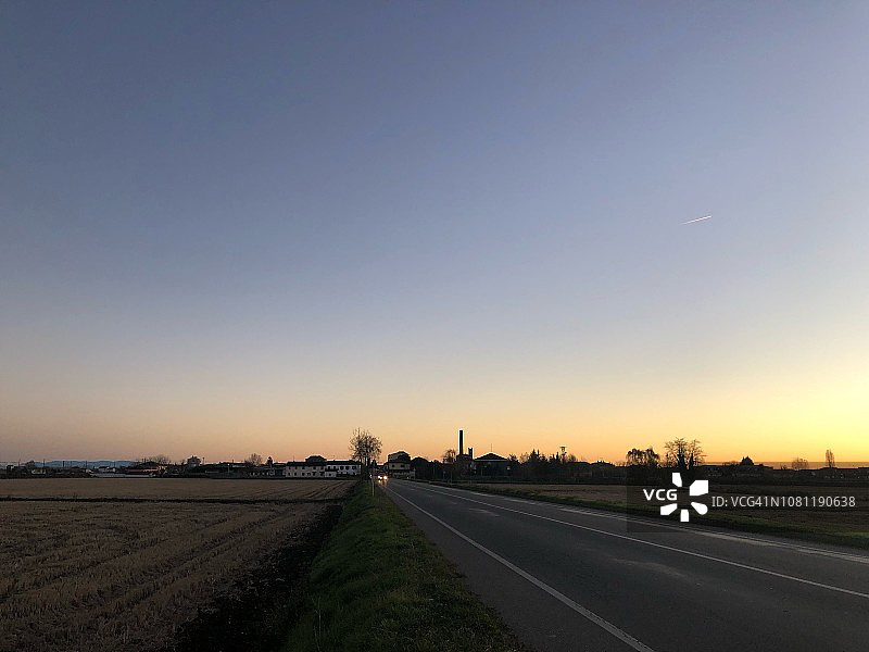 意大利北部波河平原的日落公路图片素材