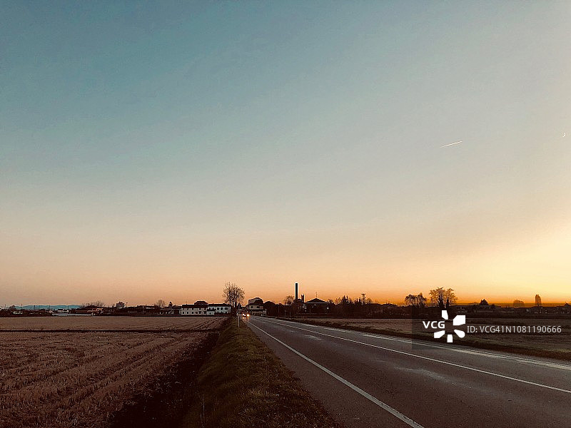 意大利北部波河平原的日落公路图片素材