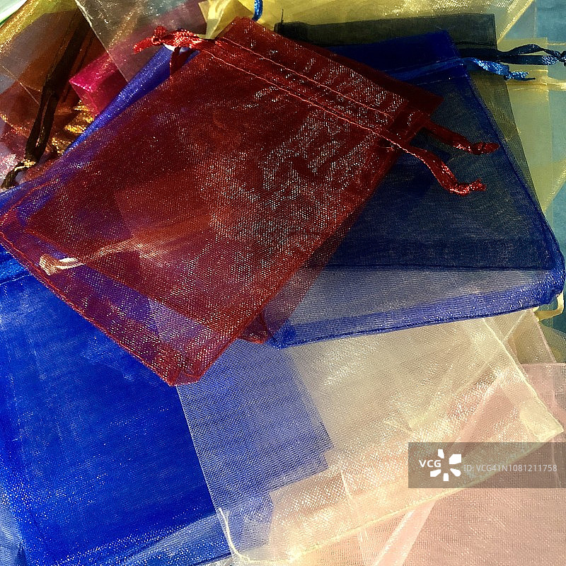 用于包装珠宝的欧根纱袋图片素材