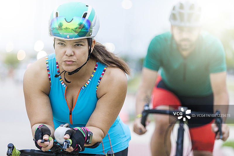 女人决心赢得慈善自行车比赛图片素材
