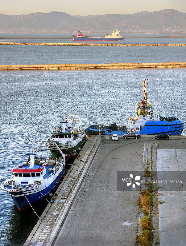俯瞰撒丁岛卡利亚里港口图片素材