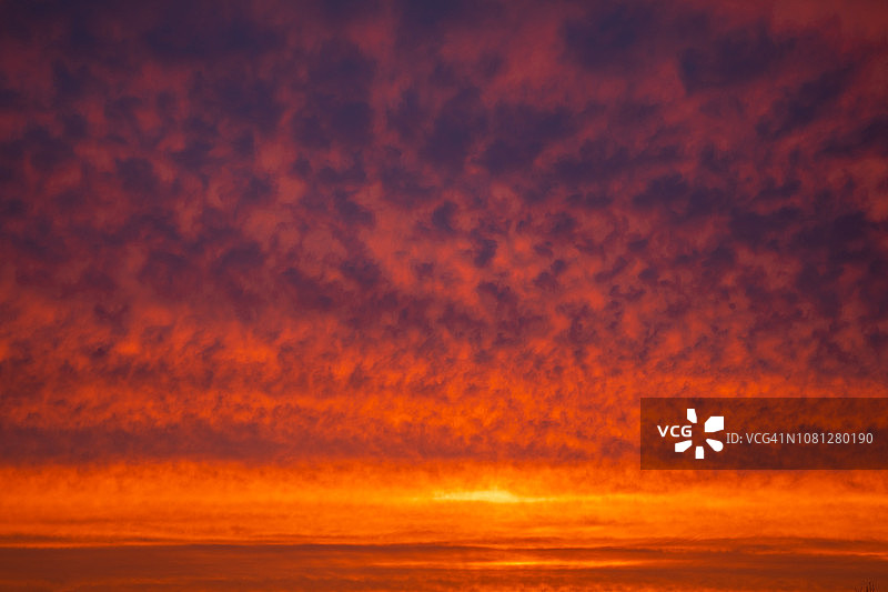 有壮丽云彩的美丽日落天空图片素材