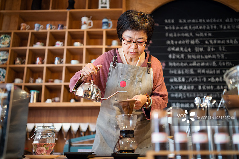 正在制作手冲咖啡的女咖啡师图片素材