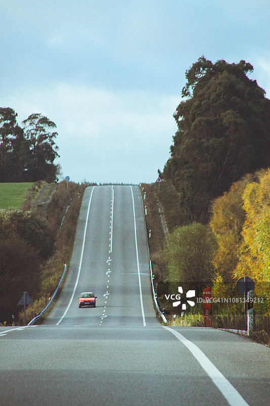 行驶在上坡路上的汽车图片素材