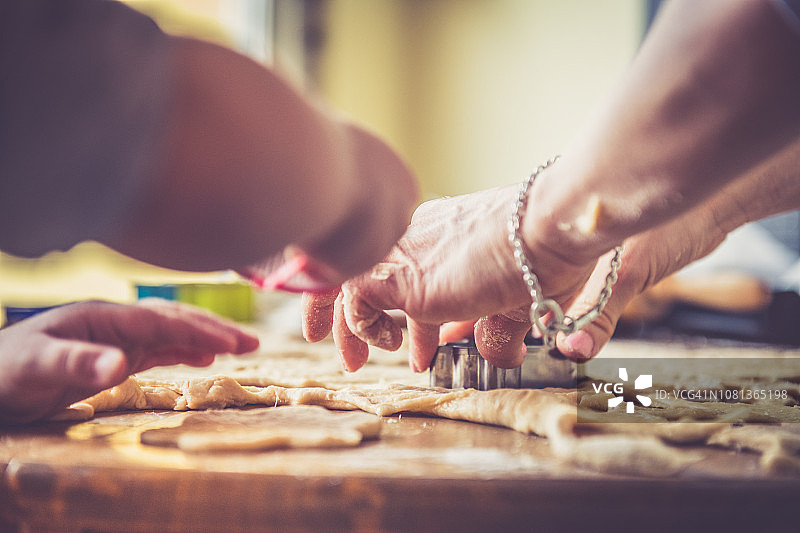 母女在家烘焙圣诞饼干，特写镜头图片素材