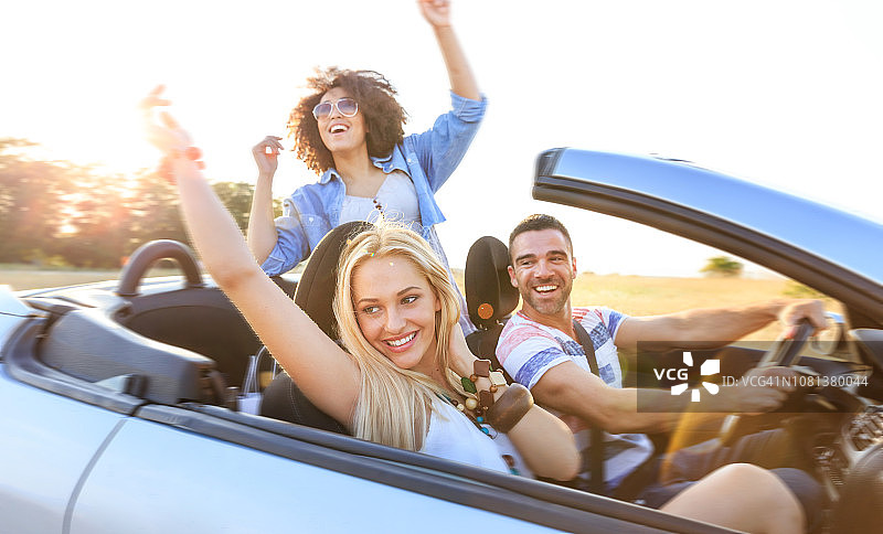 在公路旅行中的朋友们图片素材