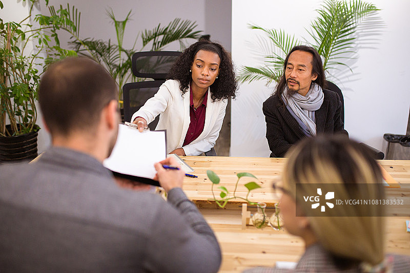 签署重要商业协议图片素材