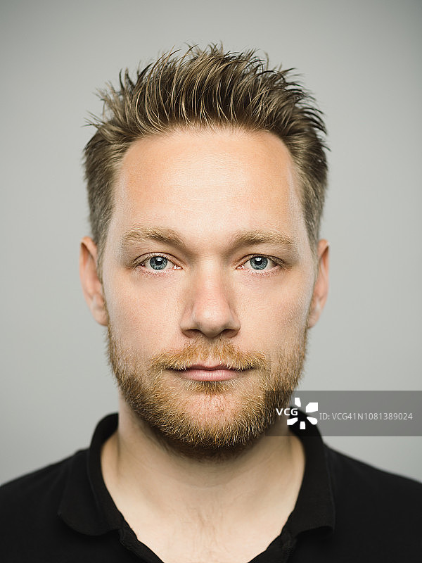 表情茫然的白人男子图片素材