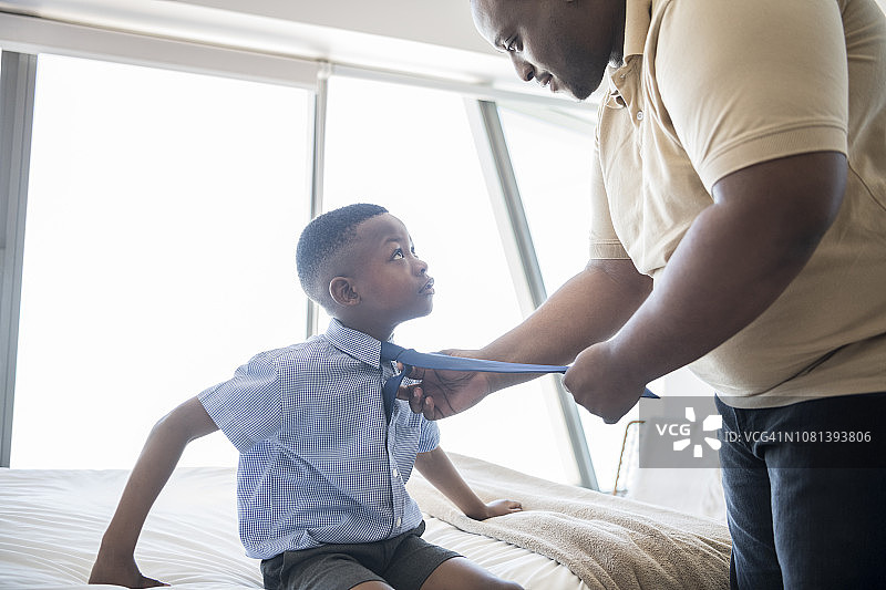 父亲帮助儿子系领带图片素材