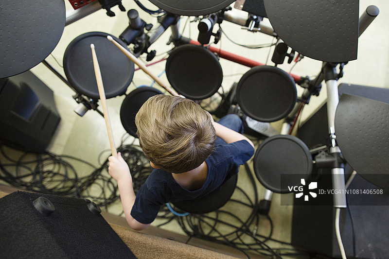 男孩在恩典浸信会教堂演奏架子鼓（俯视）图片素材