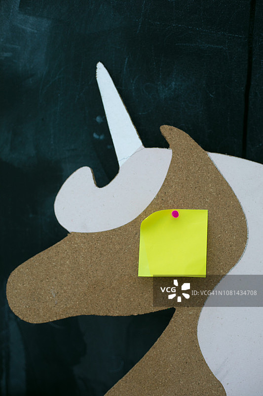 软木板上的黄色便签图片素材