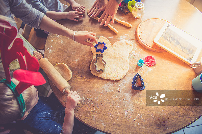 在家与孩子们一起烘焙圣诞饼干图片素材