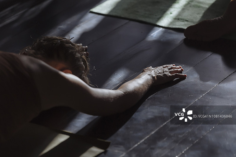 女人在瑜伽馆练习儿童式瑜伽的高角度视图图片素材