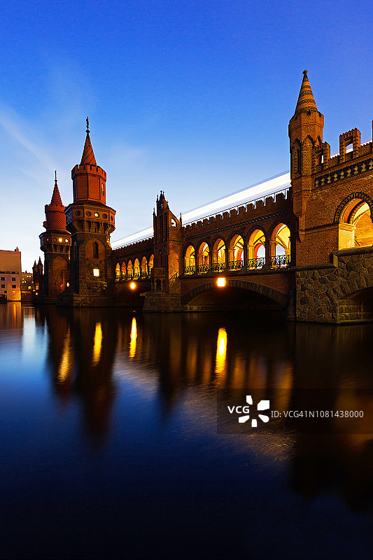 蓝色时分下的奥伯鲍姆桥和施普雷河（柏林克罗伊茨贝格区，德国）图片素材