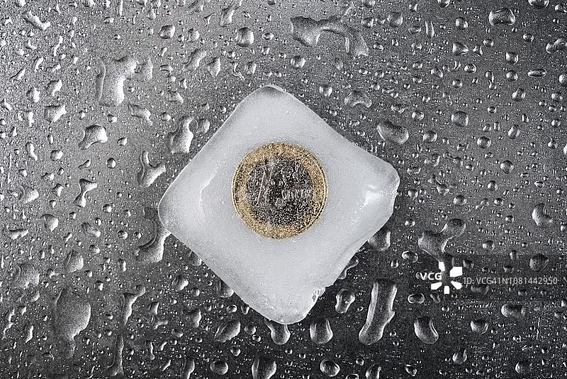 桌子上冰冻的欧盟硬币特写图片素材