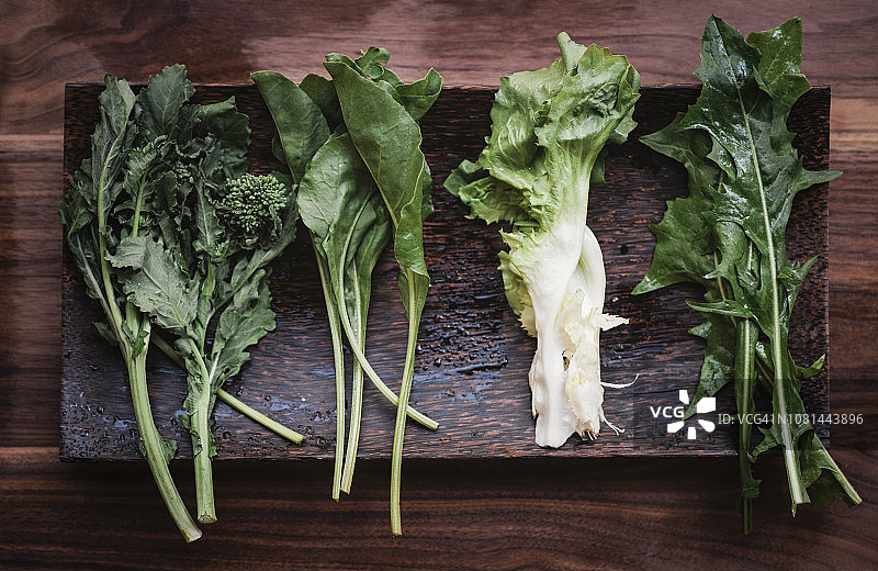 木盘中叶类蔬菜俯视图图片素材