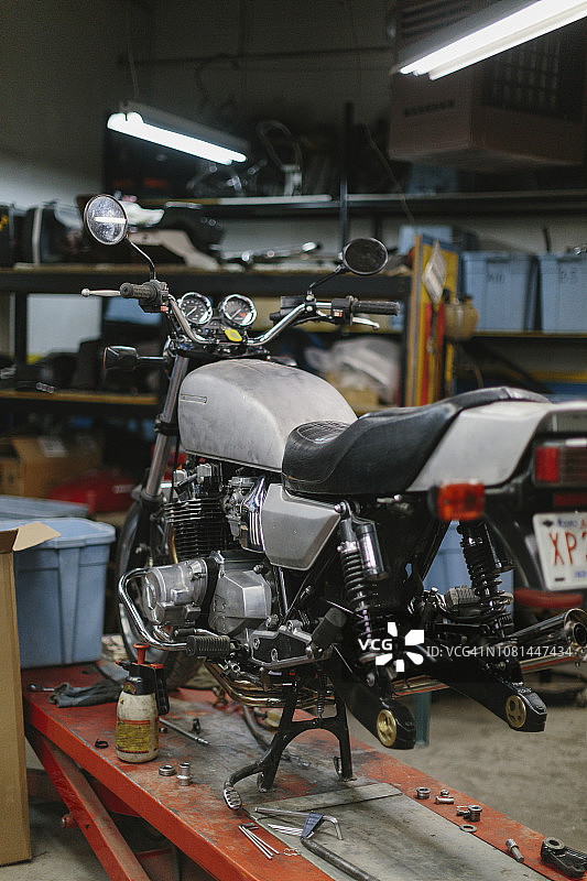 汽车修理店桌子上的摩托车图片素材