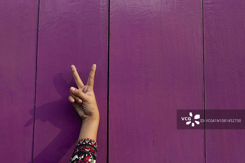 手势：向上指两个手指，胜利手势图片素材