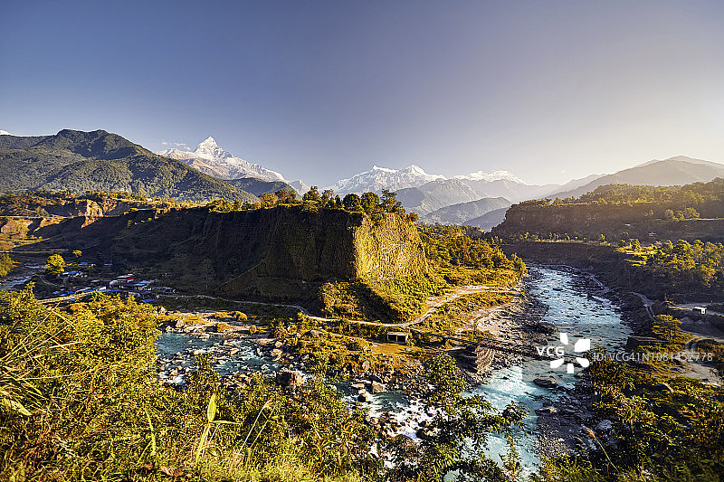 山中河对天的风景图片素材