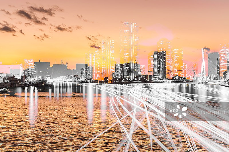 东京水岸与隅田川游船光轨的双重曝光，日本东京中央区图片素材