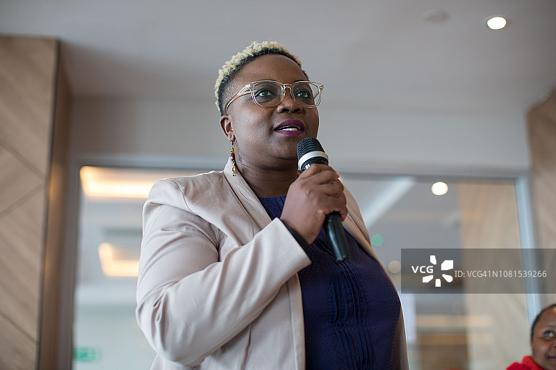 黑人商人在会议上发言图片素材