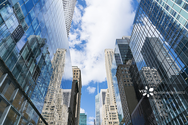 2018年10月24日，云朵漂浮在纽约曼哈顿中城第42街高层办公楼上空图片素材