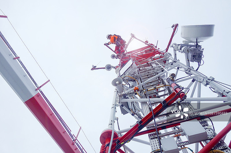 高塔顶端作业的绳索技术员图片素材