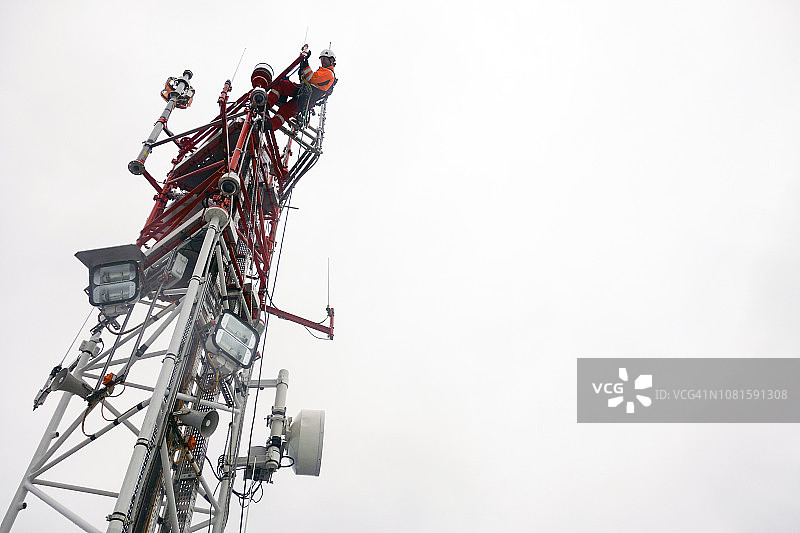 绳索技术员在塔顶作业 - 天线图片素材