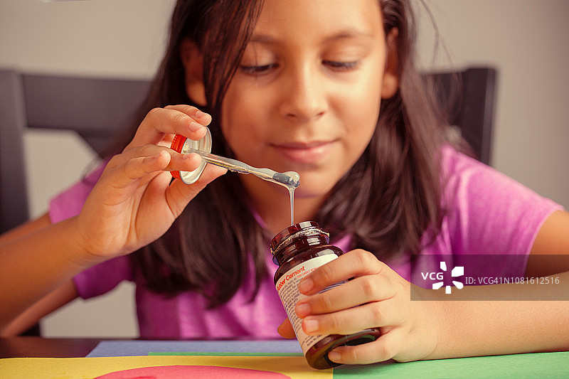 年轻女孩用彩色纸制作手工图片素材