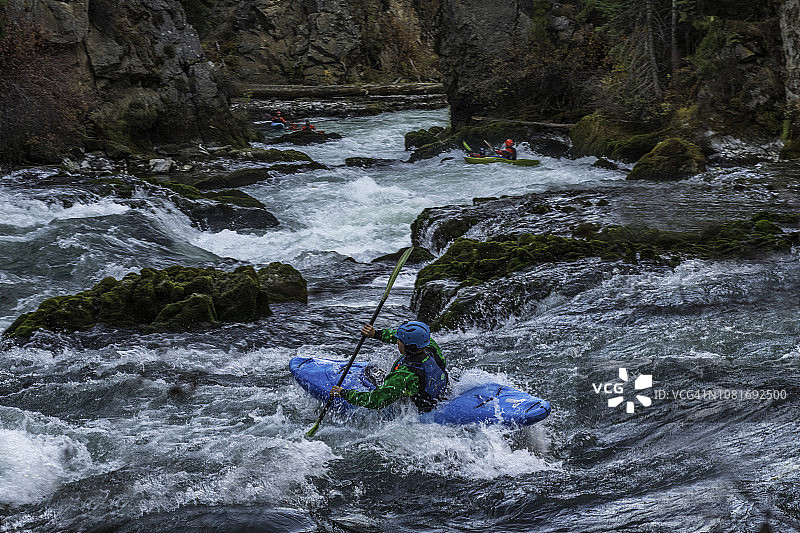 俄勒冈州本德附近德舒特斯河上的本汉瀑布皮划艇漂流图片素材