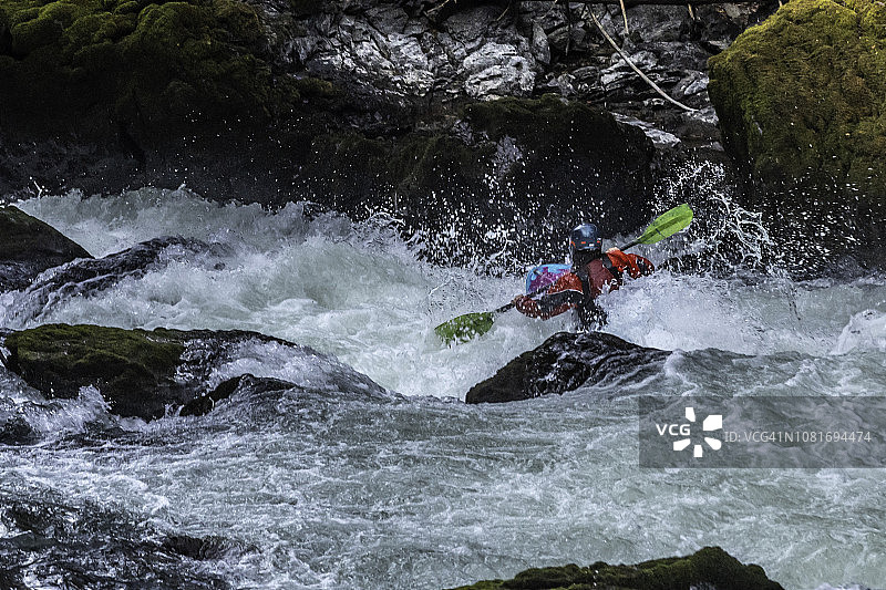 俄勒冈州本德附近德舒特斯河上的本汉瀑布皮划艇漂流图片素材