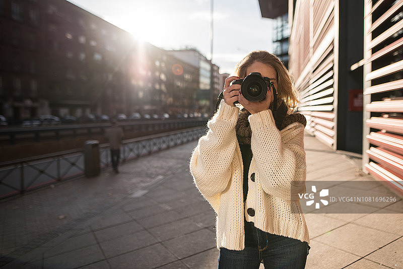 女人使用数码单反相机图片素材