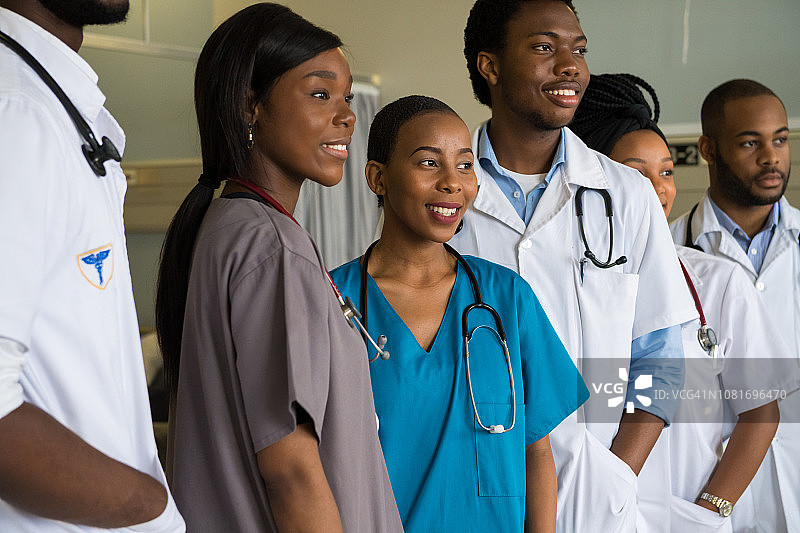 一群成功的医学生图片素材