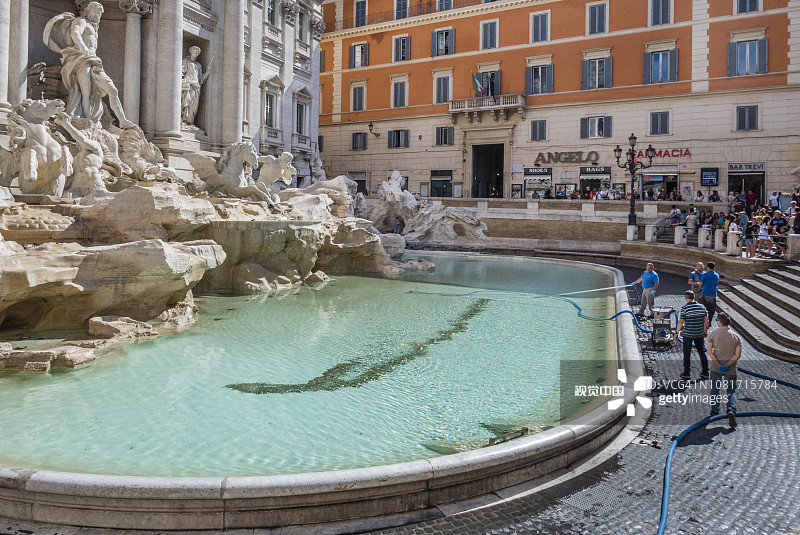 清晨许愿池关闭，清理慈善硬币，意大利罗马特莱维广场，2018年6月28日图片素材