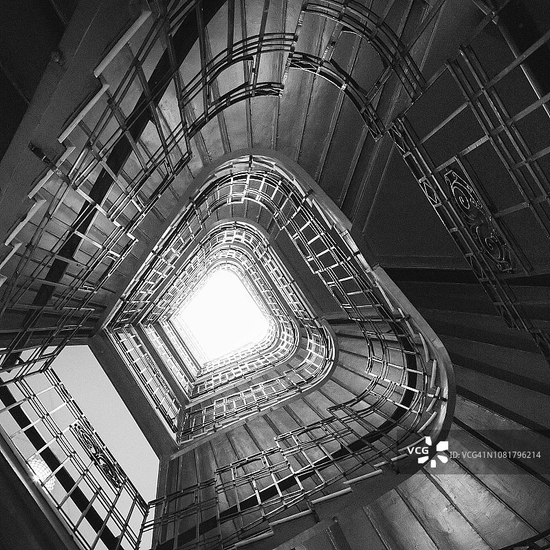 老式公寓台阶的低角度广角图像图片素材