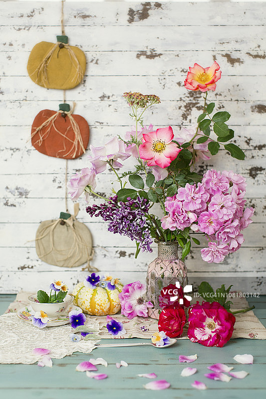 与新鲜玫瑰和丁香共度的茶歇时光图片素材