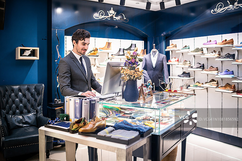 白人鞋店店主使用电脑图片素材