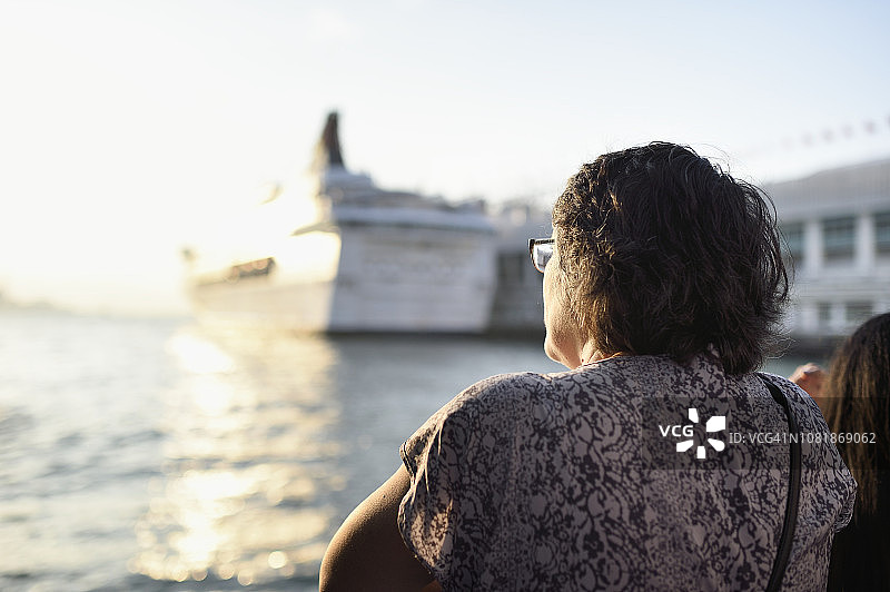 中年妇女拍摄游轮照片图片素材