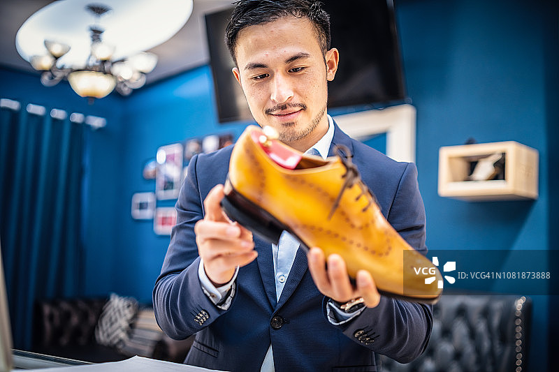 制鞋匠检查皮鞋图片素材