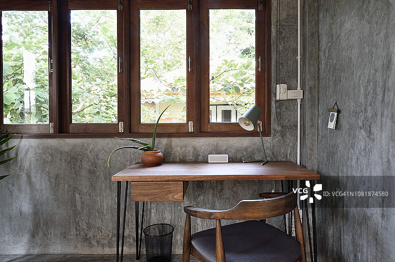 现代混凝土和木制住宅中的工作台图片素材