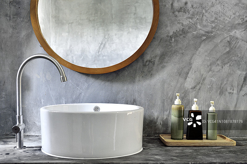 时尚浴室梳妆台与现代水槽图片素材