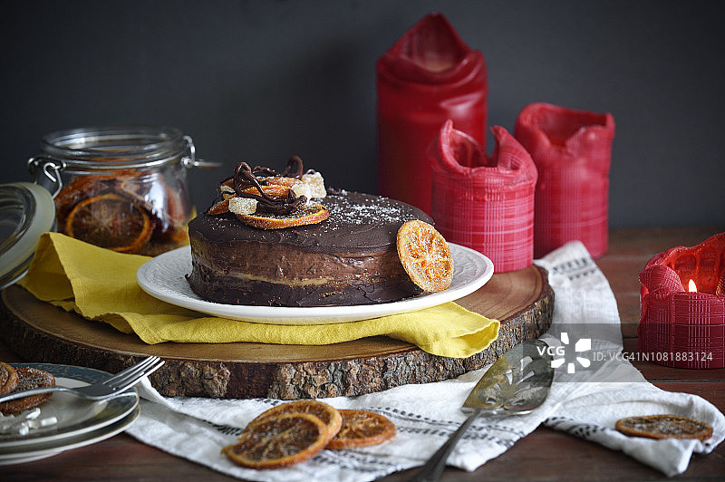 巧克力慕斯蛋糕配蜜饯橙子图片素材