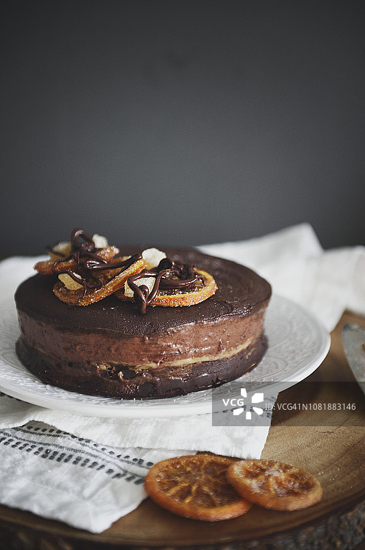 巧克力慕斯蛋糕配蜜饯橙子图片素材